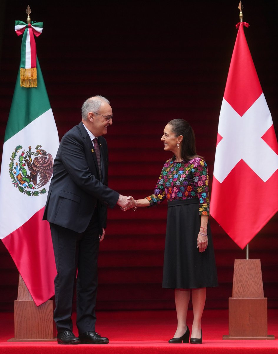 CH_Mexico's tweet photo. 🇨🇭🇲🇽 El Pdte. Guy Parmelin se reunió con la Pdta. Claudia Sheinbaum en el Palacio Nacional. Diálogo bilateral centrado en inversión, modernización comercial y beneficios concretos para ambas naciones.
#SuizaMéxico #Sheinbaum #Parmelin #Diplomacia https://t.co/S9STonyPd0