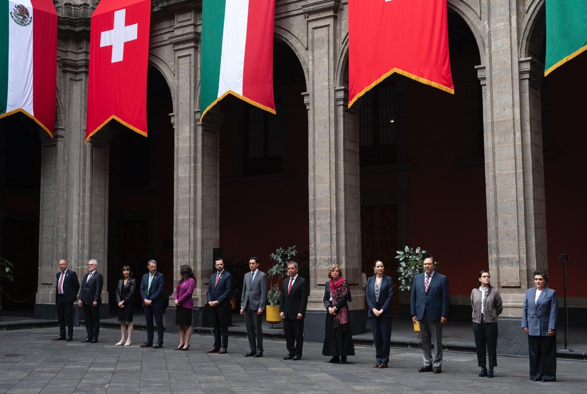 CH_Mexico's tweet photo. 🇨🇭🇲🇽 El Pdte. Guy Parmelin se reunió con la Pdta. Claudia Sheinbaum en el Palacio Nacional. Diálogo bilateral centrado en inversión, modernización comercial y beneficios concretos para ambas naciones.
#SuizaMéxico #Sheinbaum #Parmelin #Diplomacia https://t.co/S9STonyPd0