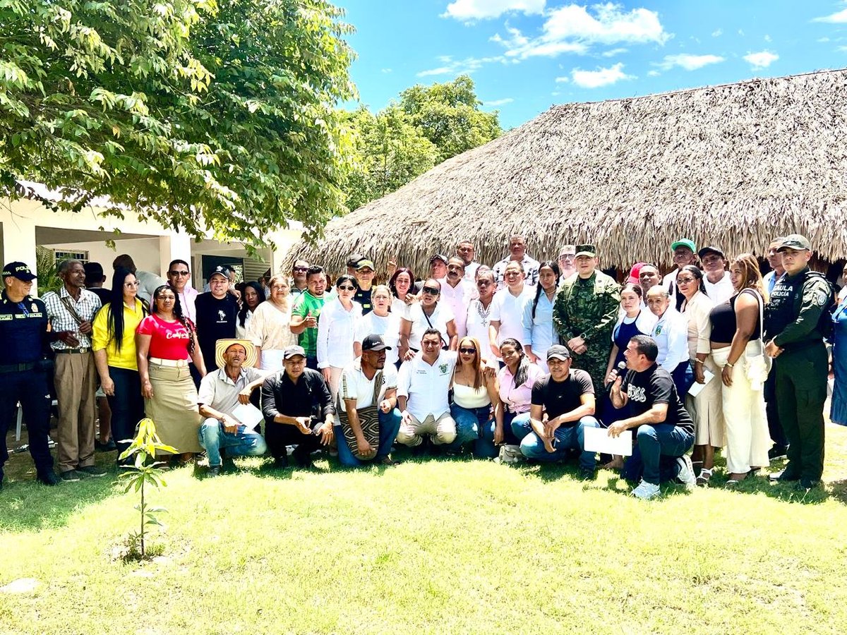 GobdelCesar's tweet photo. En el Gobierno del Cesar seguimos trabajando por la conformación legal de las Juntas de Acción Comunal en cada uno de los 25 municipios.

Por instrucción de nuestra gobernadora @elviamilenasd, llegamos al municipio de Becerril para realizar la entrega de 70 autos de reconocimientos que oficializan la elección de los comunales, tras la jornada cumplida el pasado mes abril. 

El secretario de Gobierno Departamental, Eduardo Esquivel López, no solo lideró la entrega de los autos de reconocimientos, sino que también la mesa de seguridad con la Fuerza Pública y el alcalde de Becerril, Fabián Martínez, donde se escucharon las inquietudes de los comunales y se establecieron canales directos de comunicación para garantizar atención efectiva. 

Las Juntas de Acción Comunal y Tú Seguridad siguen la marcha imparable.