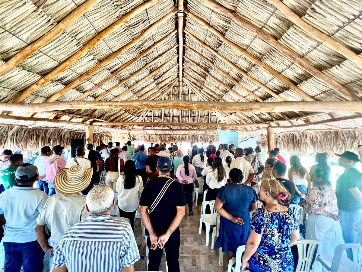 GobdelCesar's tweet photo. En el Gobierno del Cesar seguimos trabajando por la conformación legal de las Juntas de Acción Comunal en cada uno de los 25 municipios.

Por instrucción de nuestra gobernadora @elviamilenasd, llegamos al municipio de Becerril para realizar la entrega de 70 autos de reconocimientos que oficializan la elección de los comunales, tras la jornada cumplida el pasado mes abril. 

El secretario de Gobierno Departamental, Eduardo Esquivel López, no solo lideró la entrega de los autos de reconocimientos, sino que también la mesa de seguridad con la Fuerza Pública y el alcalde de Becerril, Fabián Martínez, donde se escucharon las inquietudes de los comunales y se establecieron canales directos de comunicación para garantizar atención efectiva. 

Las Juntas de Acción Comunal y Tú Seguridad siguen la marcha imparable.