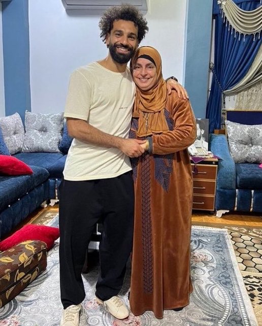 IamJoe_lOmiat's tweet photo. Mohamed Salah with his parents in Egypt ❤️👏 https://t.co/okBJ5xdLK3