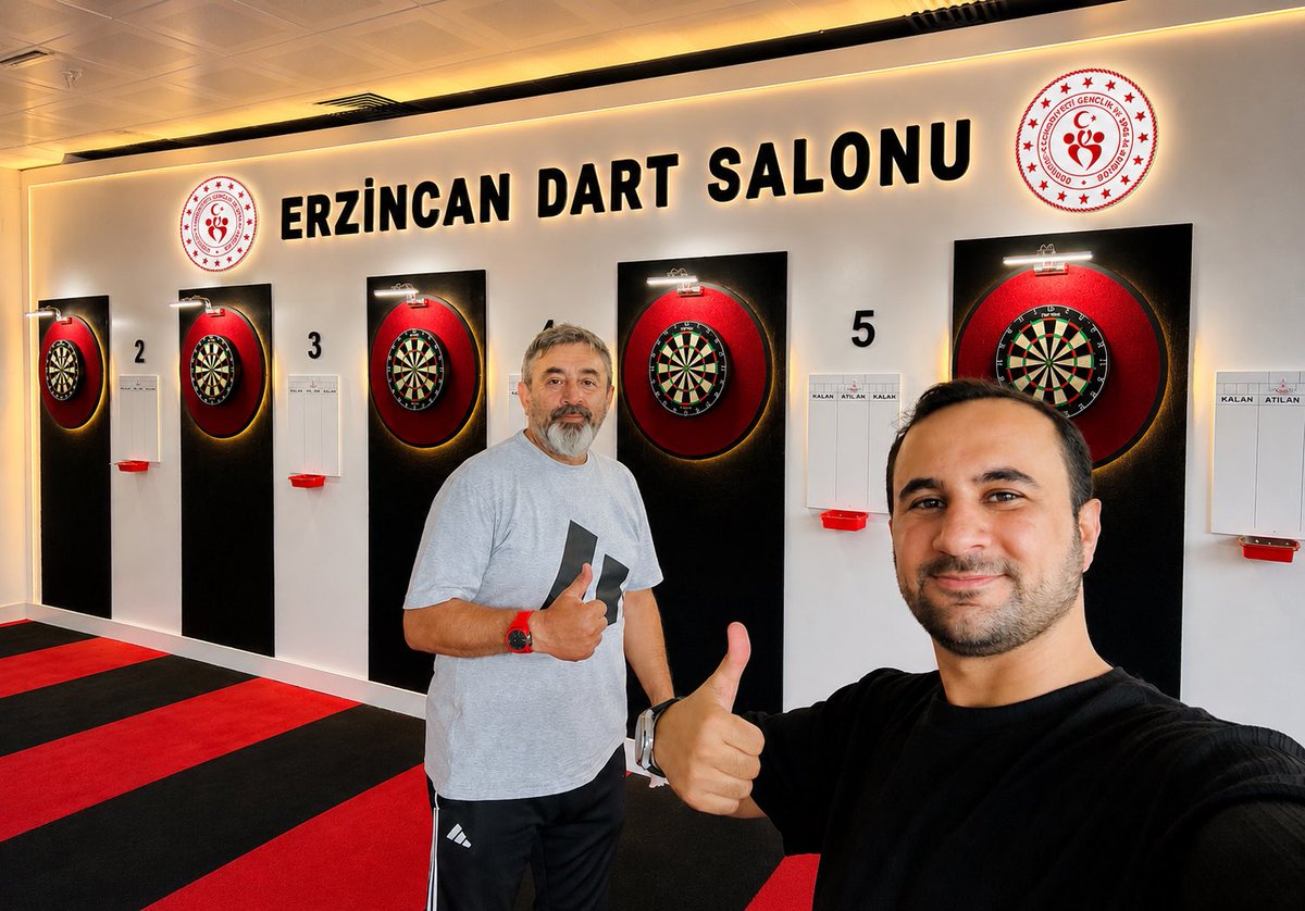 ismaildemir180's tweet photo. #DartHerYerde Türkiye’den Dünyaya Uzanan Bir Dart Vizyonu…

📍 Erzincan

Alışılmış dart salonlarını geride bırakıyor, sporun geleceğine yakışan modern Dart Salonları inşa ediyoruz.

TBBDF Erzincan İl Temsilcisi Sn. Mehmet KÖKSAL hocamızın talebiyle; üç gün boyunca emek, fikir ve alın terini aynı hedefte buluşturduk. Sonunda ortaya sadece estetik bir salon değil; sporculara ilham verecek, şampiyonluk hayallerini besleyecek örnek bir dart salonunu Erzincan’a kazandırdık.

Her tamamlanan salon, Türkiye dartının geleceğine bırakılan kalıcı bir imzadır.

Bugün Elazığ’da yaktığımız bu ışık, her geçen gün Türkiye’nin dört bir yanında yanmaya devam edecek.

Biz salon yapmıyoruz; bir kültür inşa ediyor, bir vizyon bırakıyoruz.

Ve inanıyoruz ki…

Dünyanın konuşacağı dart salonları artık Türkiye’de yükseliyor. 🇹🇷

@gencliksporbak 
@OA_BAK 
@hamzayerlikaya 
@MutluTurkmen 
@ervalilik 
@GSB_Erzincan 
@TBBDF 
@drmuratkul 
@DartsWDF 
@OfficialPDC
