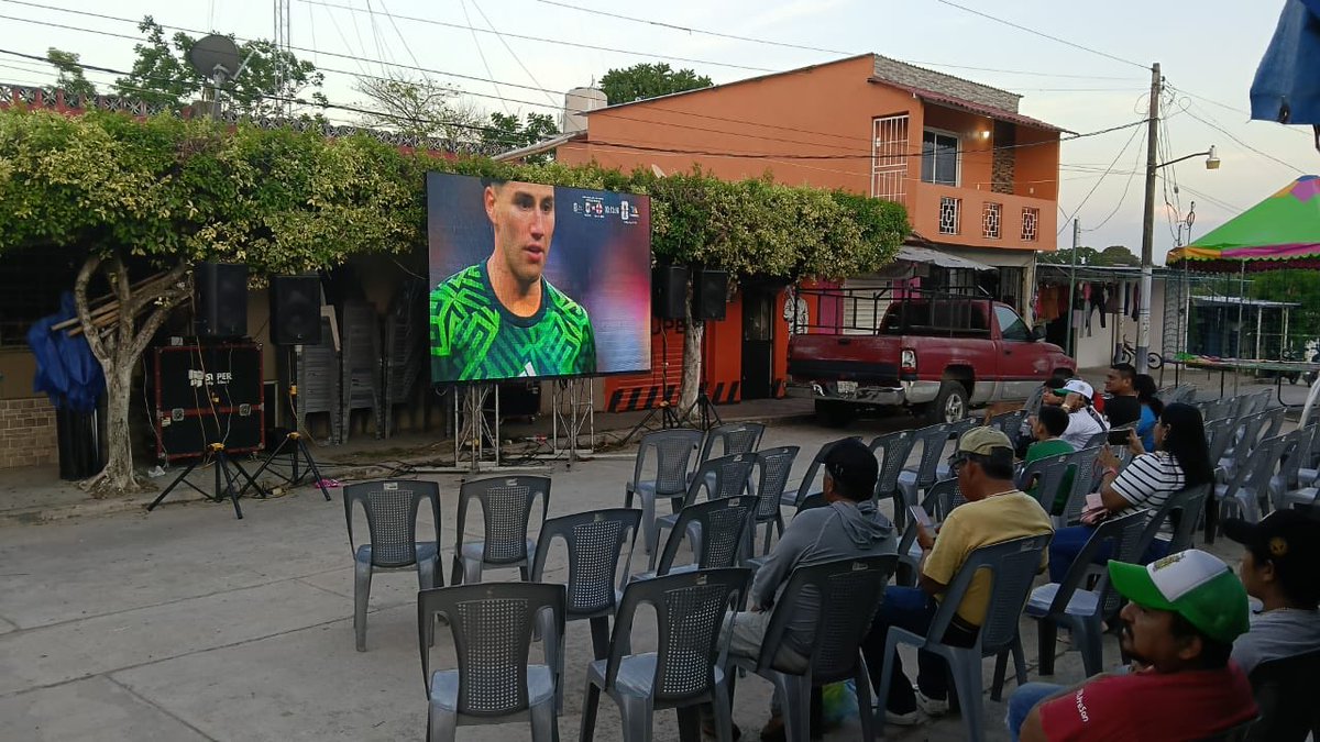 FiestaClubDj's tweet photo. ¡La pasión por la Selección se vive en todo el municipio. Gracias por permitirnos unir a las familias con imagen 📸📸

- *Bajadas Grandes*
- *Río Chancalá*
- *Palenque*
- *La Libertad*

#SelecciónMexicana #PantallasLED #FútbolEnTuComunidad #PalenqueChiapas
@destacar https://t.co/qb6sDWYaxy