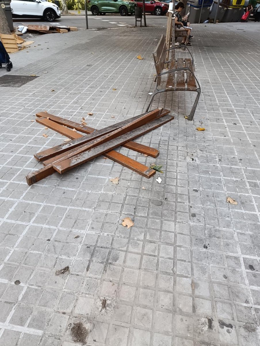 danielsirera's tweet photo. Lo de Barcelona ya supera todos los límites. Cortan un banco con una radial para vender las patas como chatarra. Mientras el espacio público se degrada, la falta de policía en la calle es cada vez más evidente. Barcelona merece volver a ser una ciudad segura y cuidada. https://t.co/VJS8Qdbdmo