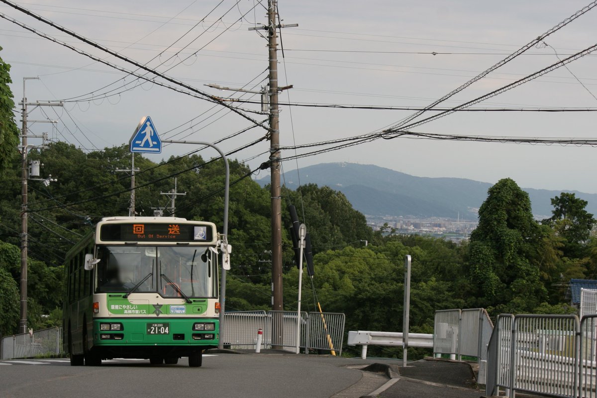 tkbus0225's tweet photo. 高槻市営バスの整理券非搭載車の2104が関西大学直行便に運用入り｡
2104が関西大学へ定期で行くのは一度も見たことが無かったです｡
投稿画像は関西大学への送り込み回送です｡
#高槻市営バス #高槻市交通部 https://t.co/6ak1PBNuL4