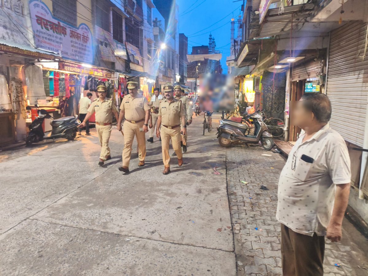 rangealigarh's tweet photo. #DIGRangeAligarh के निर्देशन में परिक्षेत्रीय जनपदों के पुलिस बल द्वारा अपराध नियंत्रण, कानून एवं सुरक्षा व्यवस्था के दृष्टिगत भीडभाड़ वाले बाजारों, मुख्य मार्गों/चौराहों एवं संवेदनशील स्थानों पर पैदल गश्त किया गया। #FootPatrolling #UPPolic https://t.co/dA8rSvataG