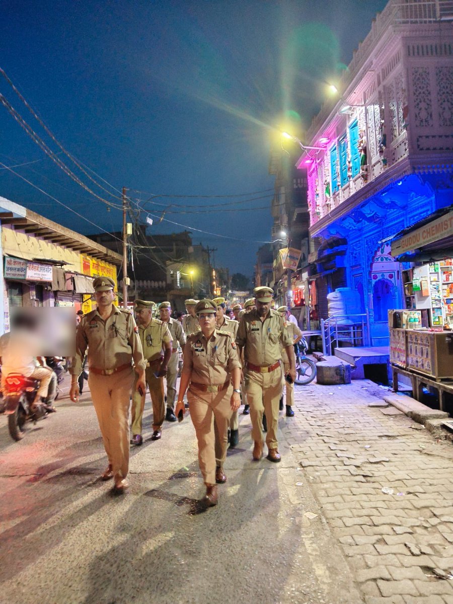 rangealigarh's tweet photo. #DIGRangeAligarh के निर्देशन में परिक्षेत्रीय जनपदों के पुलिस बल द्वारा अपराध नियंत्रण, कानून एवं सुरक्षा व्यवस्था के दृष्टिगत भीडभाड़ वाले बाजारों, मुख्य मार्गों/चौराहों एवं संवेदनशील स्थानों पर पैदल गश्त किया गया। #FootPatrolling #UPPolic https://t.co/dA8rSvataG