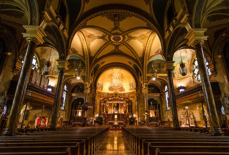 phan_versace's tweet photo. Looking high above at the architecture of the #nave. Beautiful arches with art woven in. #15WordPoet https://t.co/myRtEZCljz