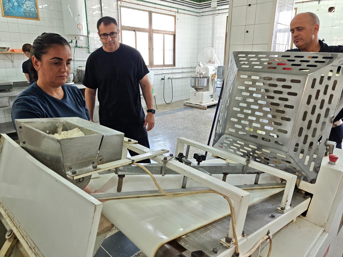 COMGEMEL_ET's tweet photo. En la panadería de la #ULOG24, cada jornada comienza para que el pan llegue puntualmente a nuestras Islas y Peñones de Soberanía. En fechas señaladas también elaboran empanadas, "preñaos" de chorizo Al-hal y dulces para la #COMGEMEL ¡Siempre dispuestos a cumplir! @MCANA_ET https://t.co/9wzPjq53O7