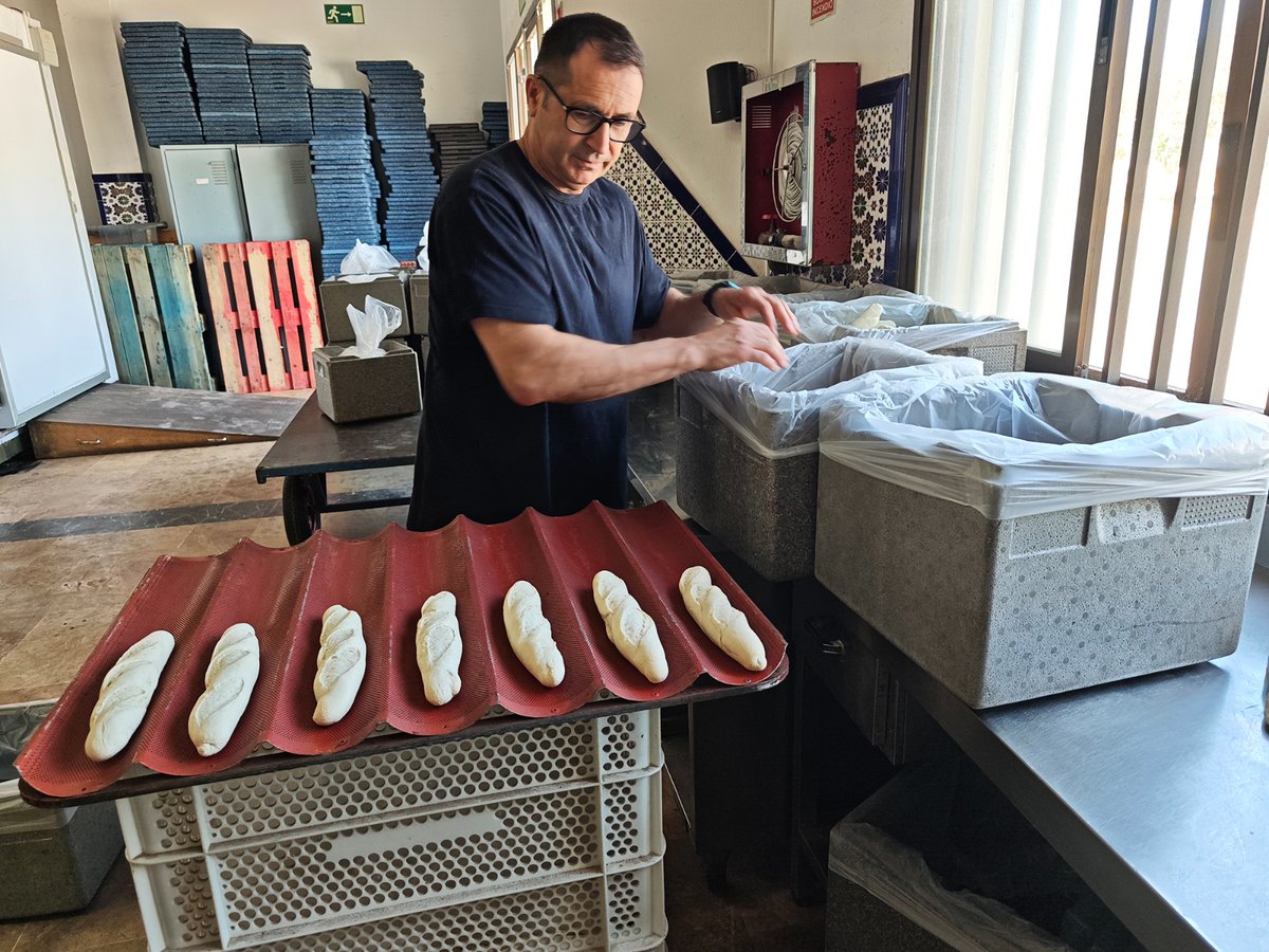 COMGEMEL_ET's tweet photo. En la panadería de la #ULOG24, cada jornada comienza para que el pan llegue puntualmente a nuestras Islas y Peñones de Soberanía. En fechas señaladas también elaboran empanadas, "preñaos" de chorizo Al-hal y dulces para la #COMGEMEL ¡Siempre dispuestos a cumplir! @MCANA_ET https://t.co/9wzPjq53O7