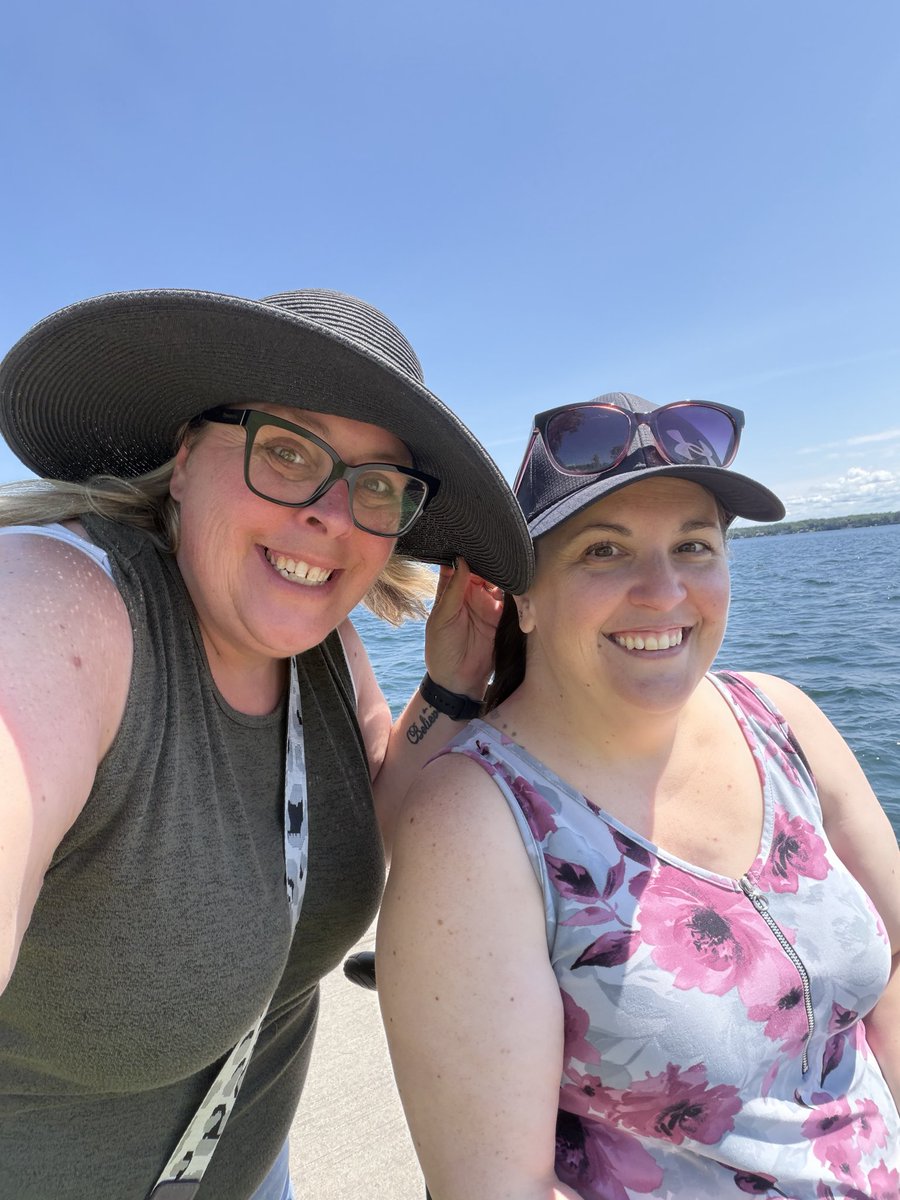 BethLuvsDdub's tweet photo. @DonnieWahlberg  Met up with @Mandums for a long overdue visit and her and I wanted to say hi and love
You! https://t.co/H8j2kPxYVB