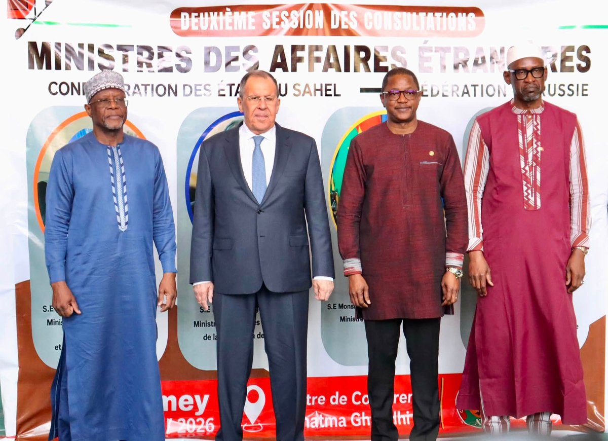NigerAr's tweet photo. Consultations diplomatiques AES–Russie: Niamey accueille une nouvelle étape du partenariat stratégique entre la Confédération des États du Sahel et la Fédération de Russie

Niamey, 8 juillet 2026 – La capitale Nigérienne a accueilli, ce mercredi, la deuxième session des consultations diplomatiques entre les Ministres des Affaires Etrangères de la Confédération des États du Sahel (AES) et de la Fédération de Russie, marquant une nouvelle avancée dans le renforcement des relations stratégiques entre les deux partenaires.

Dès l’ouverture des travaux, les délégations ont salué la régularité de ce mécanisme de concertation, qu’elles considèrent comme l’expression d’une volonté commune de consolider un partenariat fondé sur le respect mutuel, la souveraineté des États et des intérêts partagés.

Les Ministres des Affaires Etrangères du Burkina Faso, du Mali et du Niger ont exprimé leur reconnaissance envers la Fédération de Russie pour son approche jugée objective et pragmatique à l’égard de la Confédération des États du Sahel. Ils ont notamment rappelé que Moscou fut le premier partenaire international à reconnaître l’Alliance des États du Sahel dès sa création, témoignant ainsi d’un soutien précoce à cette dynamique d’intégration régionale.

Les échanges ont également mis en évidence une convergence de vues entre les deux parties sur plusieurs principes fondamentaux, notamment le respect de la souveraineté des États, le dialogue comme moyen privilégié de règlement des différends, ainsi que la promotion d’un ordre international plus juste, équilibré et représentatif.

Présidant la cérémonie d’ouverture, le Ministre des Affaires Etrangères du Niger Son Excellence Monsieur Bakary Yaou Sangaré, a souligné que cette session constitue une opportunité de poser de nouveaux jalons dans la coopération entre la Confédération AES et la Russie, à travers des échanges francs et constructifs appelés à produire des résultats concrets au bénéfice des populations.

S’exprimant au nom de la présidence en exercice de la Confédération des États du Sahel, Son Excellence Karamoko Jean Marie Traoré, Ministre des Affaires Etrangères du Burkina Faso, a rappelé que «la qualité d’un partenariat stratégique se mesure aussi à sa capacité à produire des résultats concrets qui améliorent durablement la vie des populations», réaffirmant ainsi l’ambition commune portée par l’AES et la Fédération de Russie.

De son côté, le Ministre russe des Affaires Etrangères, Son Excellence Sergueï Lavrov, s’est félicité de la tenue de cette deuxième session des consultations diplomatiques. Il a exprimé sa conviction que les conclusions des travaux contribueront au renforcement des relations bilatérales et multilatérales entre la Russie et les États membres de la Confédération AES.

Au cours des travaux, les deux parties ont salué les progrès enregistrés dans plusieurs secteurs stratégiques, notamment dans le domaine de la défense et de la sécurité, tout en convenant de renforcer davantage leur coopération dans des domaines à fort potentiel tels que l’économie, l’énergie, les infrastructures, l’éducation, la santé, l’agriculture et les médias.
