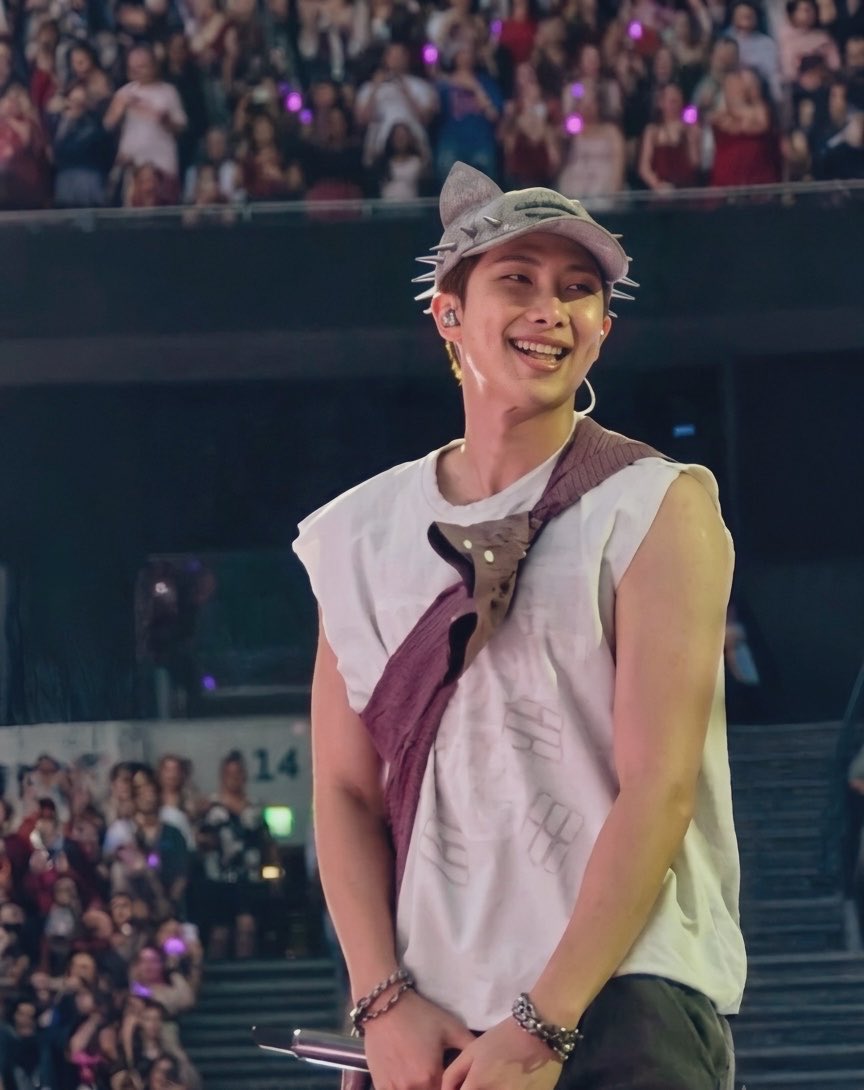 rmjhIl's tweet photo. >.< #RM https://t.co/GtjGp4c3DF