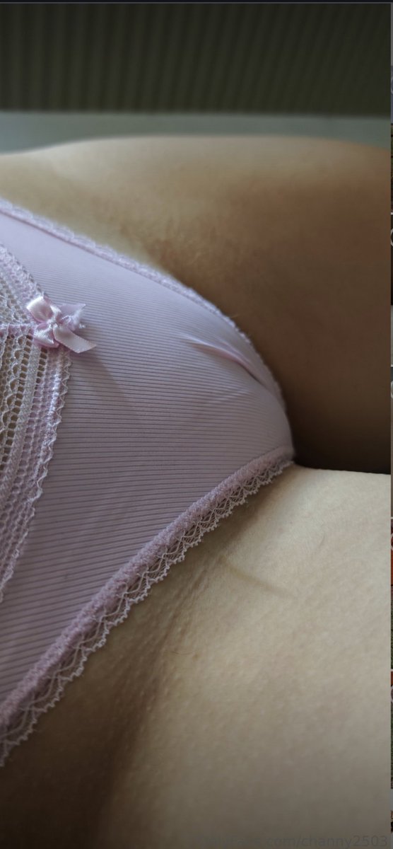 Channy2501's tweet photo. Frisch für dich getragen... 🎀 Dieses zarte, rosa Spitzenhöschen sucht einen neuen Besitzer. Willst du meinen Duft ganz nah bei dir haben? Schreib mir eine DM für alle Details und Wünsche! 🤫✨
https://t.co/yuT1We4u8o
​#getrageneunterwäsche #getragenewäsche #pantyselling #usedpanty #lingerie #rosa #feetish #sellpanties #pantyseller #germanpanty