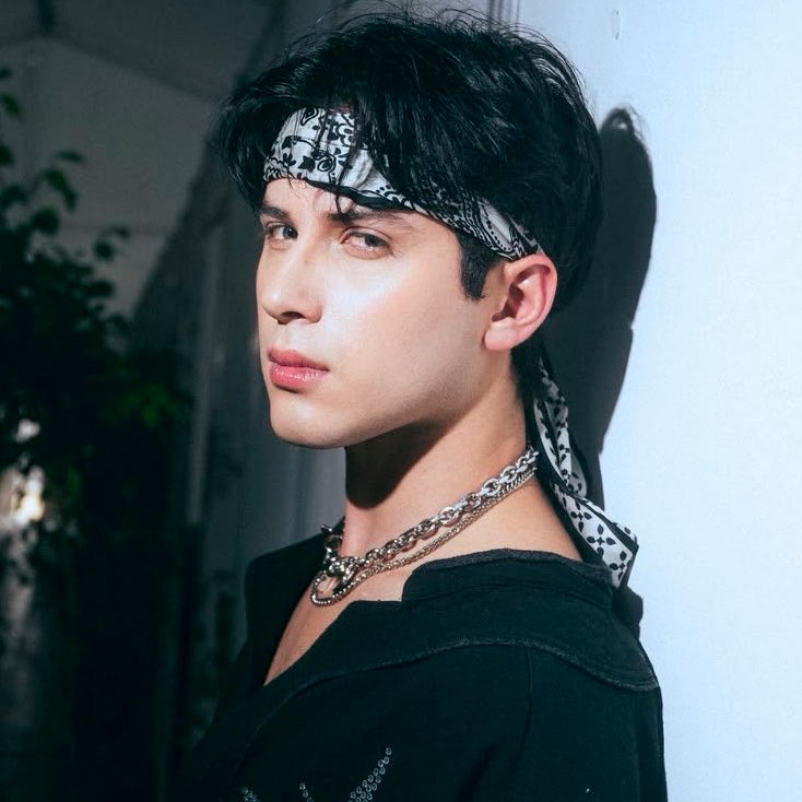 andystbv's tweet photo. levi ackerman x alejandro aramburu ⋆˚࿔<3 https://t.co/WBTxWOZJm4