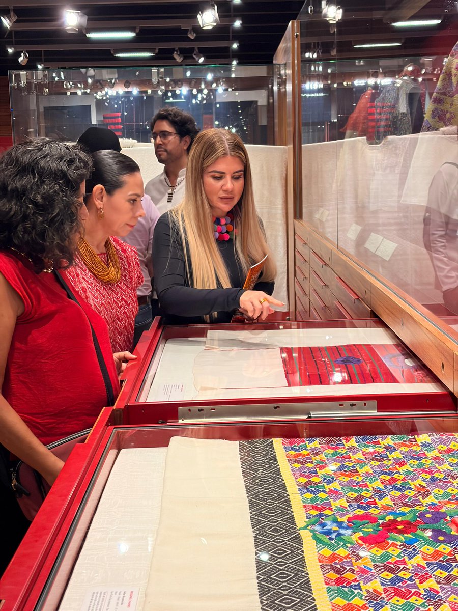 casadelasa83691's tweet photo. En el Centro Textiles del Mundo Maya, en #SCLC; la Directora General del #ICADECh, Marisol Urbina Matus, participó en la 85ª Sesión del Consejo Regulador de #MarcaChiapas, reafirmando el compromiso con la calidad y la autenticidad de las artesanías chiapanecas. https://t.co/KQcynAoqF8
