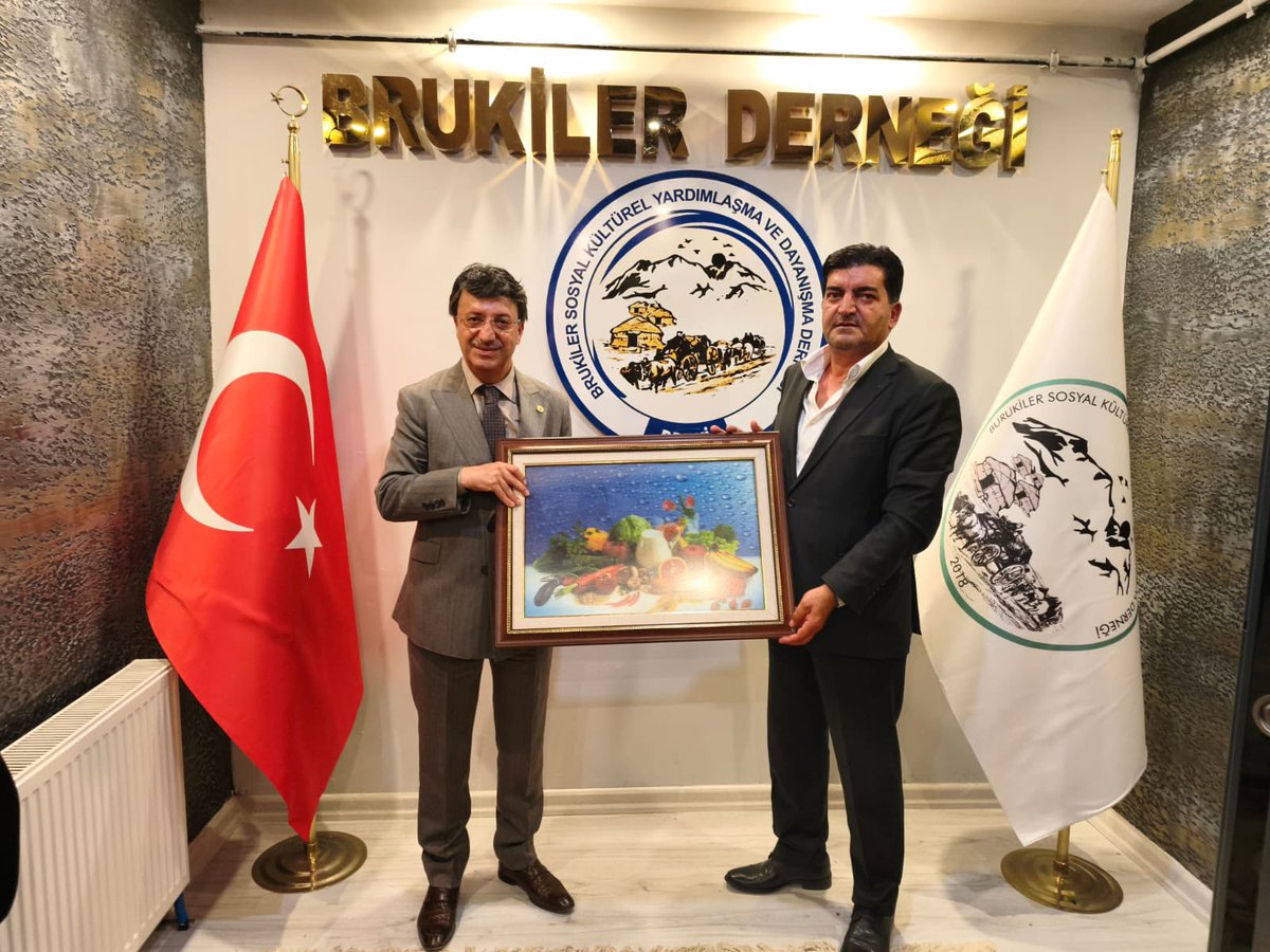 K_Turkmenoglu_V's tweet photo. 📍 Van

Brukiler Derneği’ni ziyaret ederek Dernek Başkanı M.Şeref Erbenzer ve kıymetli yönetim kurulu üyeleriyle bir araya geldik.

Birlik, beraberlik ve dayanışma kültürümüzü daha da güçlendirecek konular üzerine verimli istişarelerde bulunduk. Nazik misafirperverlikleri ve samimi ev sahiplikleri dolayısıyla Sayın Başkanımıza ve yönetim kurulu üyelerine teşekkür ediyor, çalışmalarında başarılar diliyorum.

🤝 Birliğimiz daim, muhabbetimiz bereketli olsun.