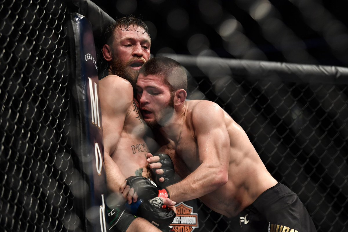 marcmma_'s tweet photo. 😳🇨🇮 Conor McGregor sobre su derrota ante Khabib Nurmagomedov 

“Tuvo una pelea contra mí cuando yo venía de bajarme de hacer cosas malas un yate. Estaba de fiesta sin parar y estaba hasta arriba de problemas judiciales.

Llevaba dos años sin pelear. Vuelvo, hago cuatro asaltos con este tipo y, además, tenía el pie roto desde tres semanas antes del combate.”