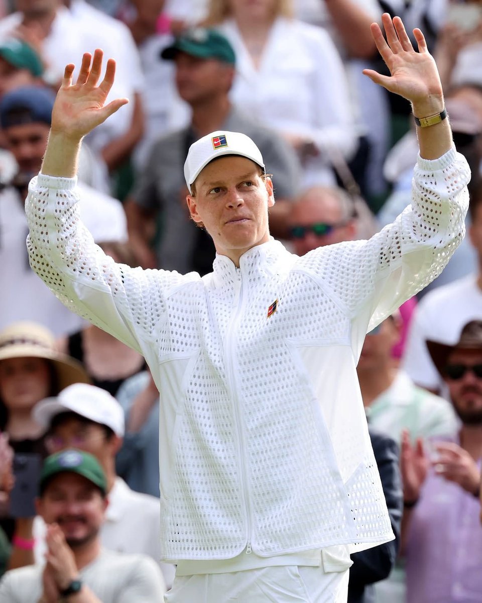 TNNSLVR's tweet photo. Ladies &amp; Gentlemen, vi presento il "bidoncino" di Wimbledon🦊🧡

#JannikSinner #Wimbledon https://t.co/a7Ol0hvMBd