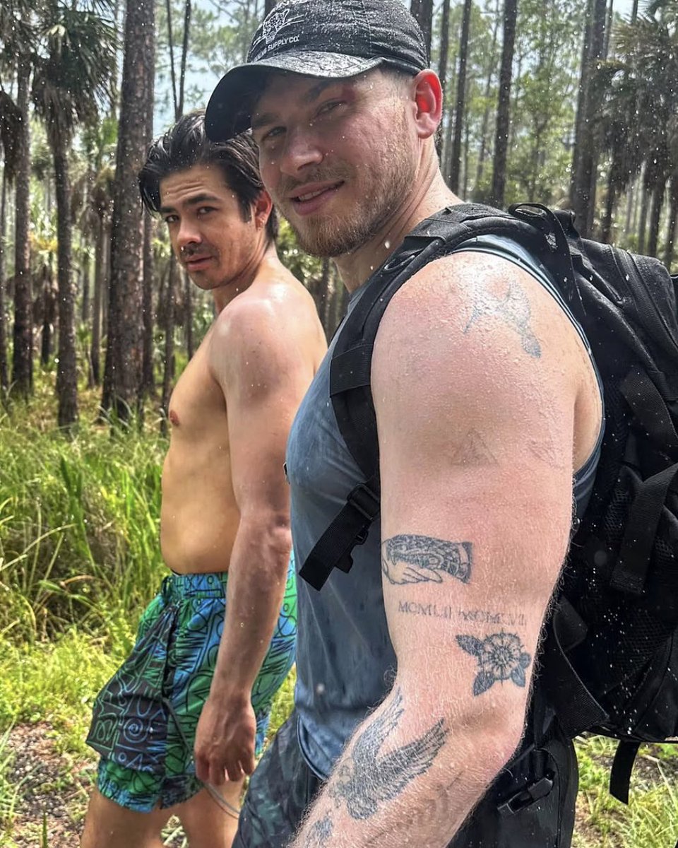 ravibuckleydiaz's tweet photo. HIS ARM ARE WE JOKING OH MY GOD— https://t.co/n072PVPrXT