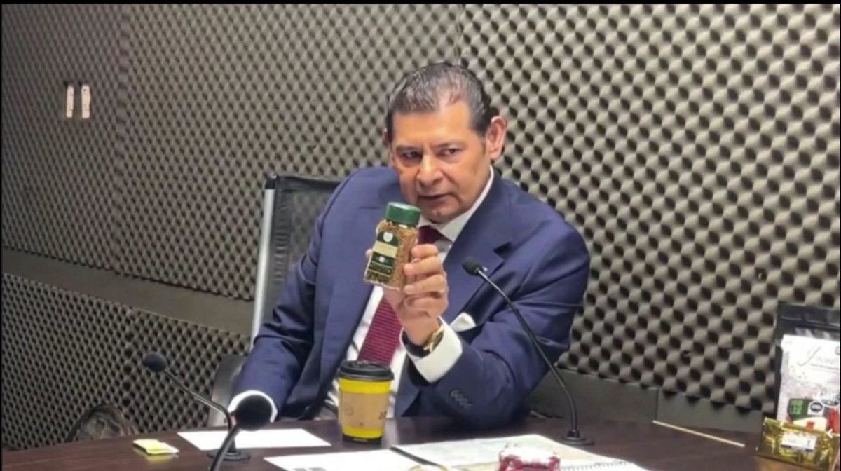 LaAldeaPoblana's tweet photo. Armenta fue a un programa de radio a promocionar la marca de café 5 de mayo. Mientras, se tragaba un café andatti del OXXO

Pensé que no se podía estar más pendejo que el 15 uñas, hasta que llegó el Indio de Acatzingo 😂 https://t.co/iqDzzwdOad