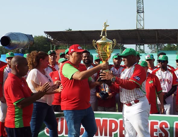 gobiernotunas's tweet photo. ¡Felicidades a nuestros Leñadores de #LasTunas!
Una vez más demostraron su grandeza y estabilidad en la élite del béisbol cubano. 
Orgullo tunero, pasión que nos inspira. 
#FuerzaRojaYVerde  #Leñadores 🪓🪓
📷 Gretel Yanet 
@GobiernoCuba @YelenysLasTunas https://t.co/dVeFuFD8HN