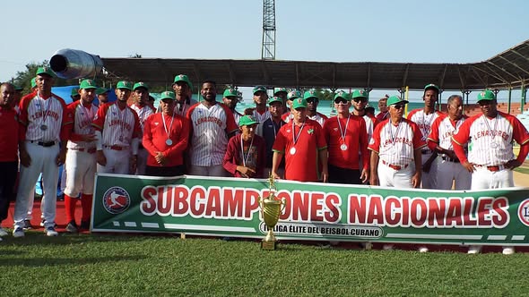 gobiernotunas's tweet photo. ¡Felicidades a nuestros Leñadores de #LasTunas!
Una vez más demostraron su grandeza y estabilidad en la élite del béisbol cubano. 
Orgullo tunero, pasión que nos inspira. 
#FuerzaRojaYVerde  #Leñadores 🪓🪓
📷 Gretel Yanet 
@GobiernoCuba @YelenysLasTunas https://t.co/dVeFuFD8HN