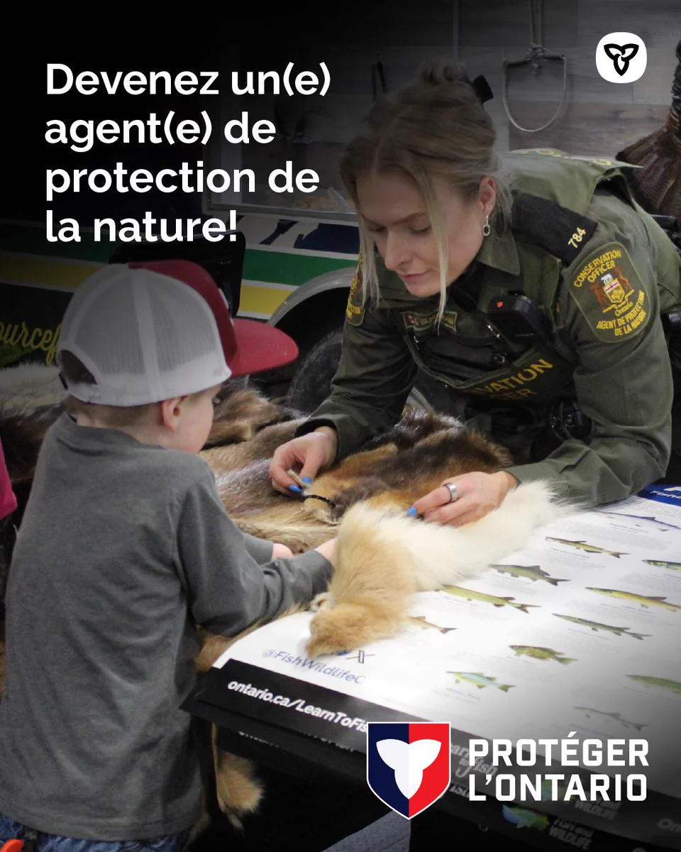 Text: Devenez un(e) agent(e) de protection de la nature!
Une agente de protection de la nature en uniforme parlant à deux enfants.
