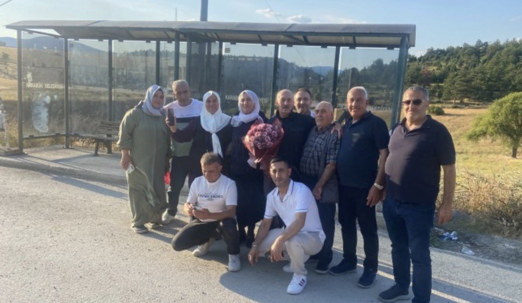 metinyoksu's tweet photo. 34 Yılın Ardından Mawa Dağı’nın Köylüsü Yoldaşı Tahliye Edildi

Adana’da 1992'de büyük bir tutuklama furyası vardı. O tutuklulardan biri de Hacı Aslan’dı. Ve 34 yılın ardından tahliye edildi. Tutuklanan tek o değildi. Hayat arkadaşı Hediye Aslan da tutuklanmış ve iki yıl cezaevinde kalmıştı. 

Her ikisi de yakın köylümüz Adana’dan da komşularımız. O yıllarda babam da cezaevine girmiş bir süre işkence de kalmıştı. Hepsi bir birlerini tanıyordu ve hepsi rahmetli babamın dostlarıydı. Hacı Amca şimdi özgürlüğüne kavuştu. Babam bugün yaşıyor olsaydı o da karşılamaya gidebilirdi. O zamanlar babamın işkencedeki tavrını televizyonlardan yalan haberlerde gördüm. Belki bu yalan görüntüler beni gazeteci yaptı bilemem! 

Babam onca yıl cezaevinde kalmadı ise tamamen şans ve bunun nedeni var. Birgün gerçekten bu ülkede barış olursa bunu yazabilirim! 

Hepsi uzun uzun mevzular! 

Hacı amca hoşgeldin sefa getirdin sana minnettarız. Babamın yoldaşı hepimizin yoldaşı… Ailesi bugün büyük bir mutluluk yaşıyor. 

Mutluluğunuz daim olsun…