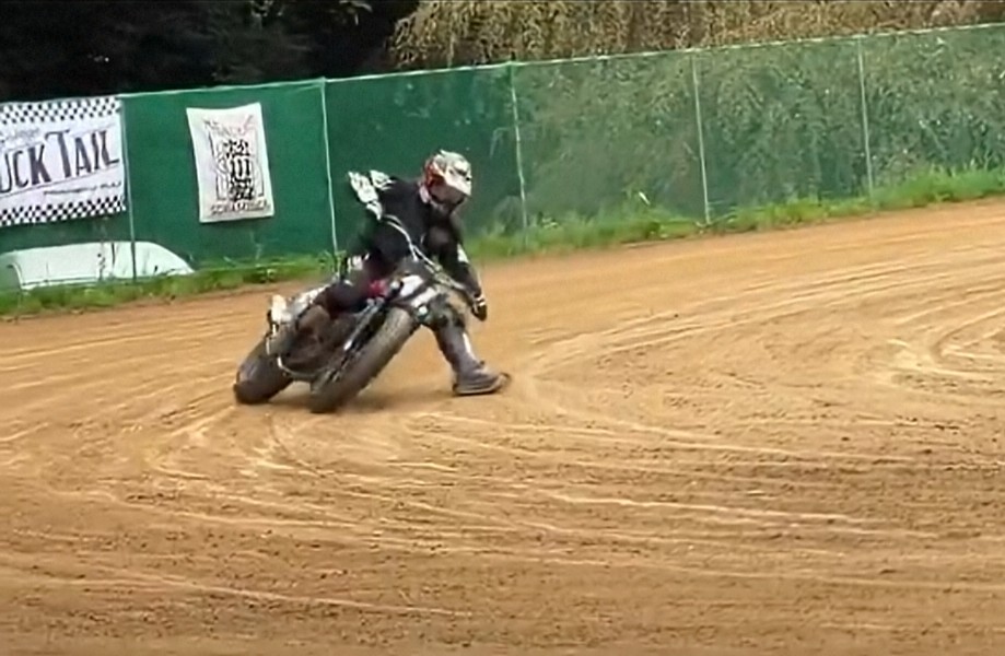 FTR250CRF450's tweet photo. FTR250
コーナー毎にスピードを上げて行く!
#FTR250
#ダートトラック
#フラットトラック https://t.co/VcFG9XZ41A
