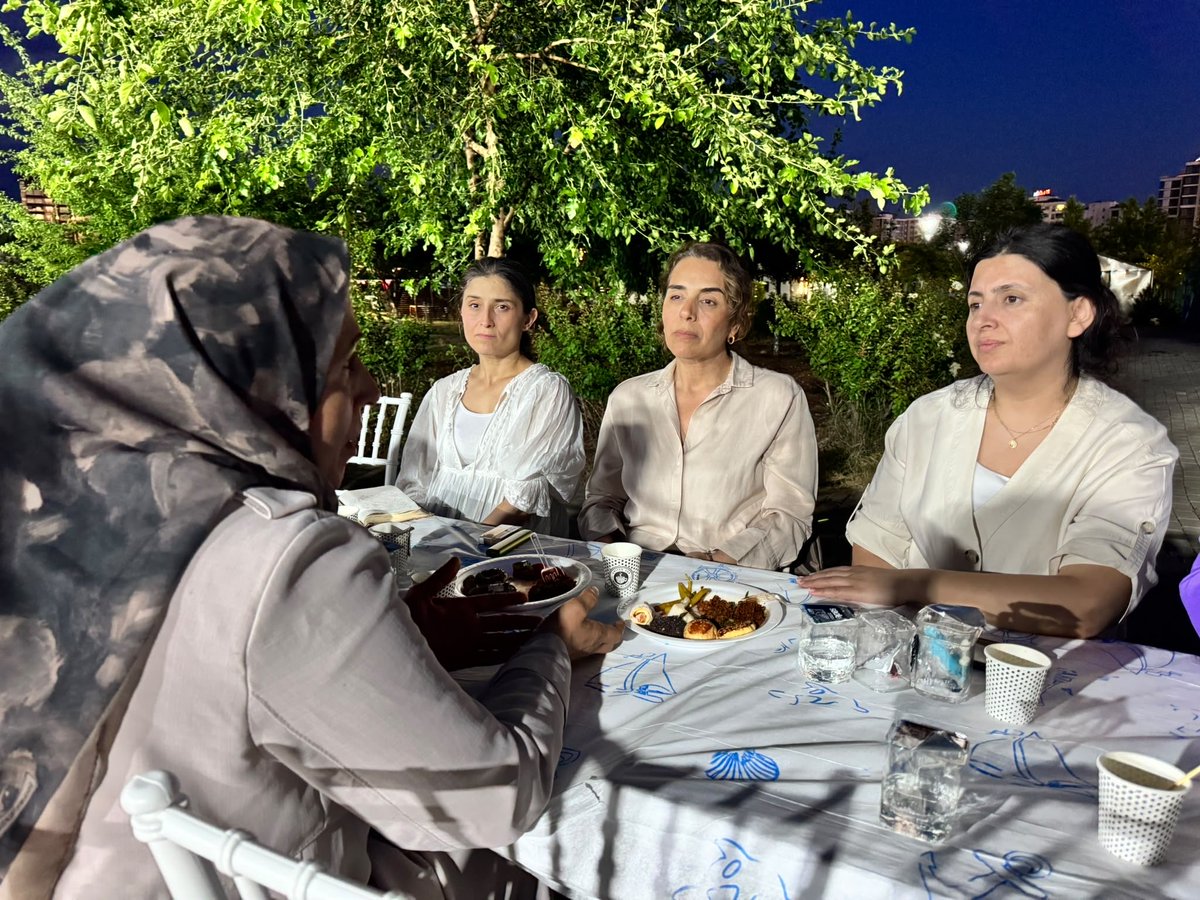 DemPartiKadin's tweet photo. Milletvekillerimiz Ceylan Akça ve Adalet Kaya, Diyarbakır’da İmece Ev İşçileri Sendikası’ndan ve ev işçisi kadınlarla bir araya geldi.

Gerçekleştirilen buluşmada kadınların çalışma koşulları, yaşadıkları sorunlar ve çözüm önerileri üzerine görüş alışverişinde bulunuldu. 

Barış ve demokratik toplum sürecinin kadınların emeğini görünür kılan, haklarını güçlendiren ve eşit yaşamı büyüten bir zemine dönüşmesinin önemine de dikkat çekildi.