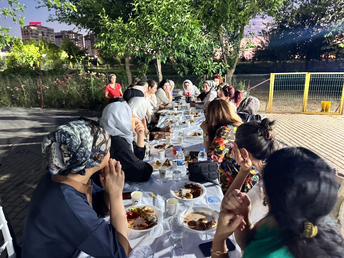 DemPartiKadin's tweet photo. Milletvekillerimiz Ceylan Akça ve Adalet Kaya, Diyarbakır’da İmece Ev İşçileri Sendikası’ndan ve ev işçisi kadınlarla bir araya geldi.

Gerçekleştirilen buluşmada kadınların çalışma koşulları, yaşadıkları sorunlar ve çözüm önerileri üzerine görüş alışverişinde bulunuldu. 

Barış ve demokratik toplum sürecinin kadınların emeğini görünür kılan, haklarını güçlendiren ve eşit yaşamı büyüten bir zemine dönüşmesinin önemine de dikkat çekildi.