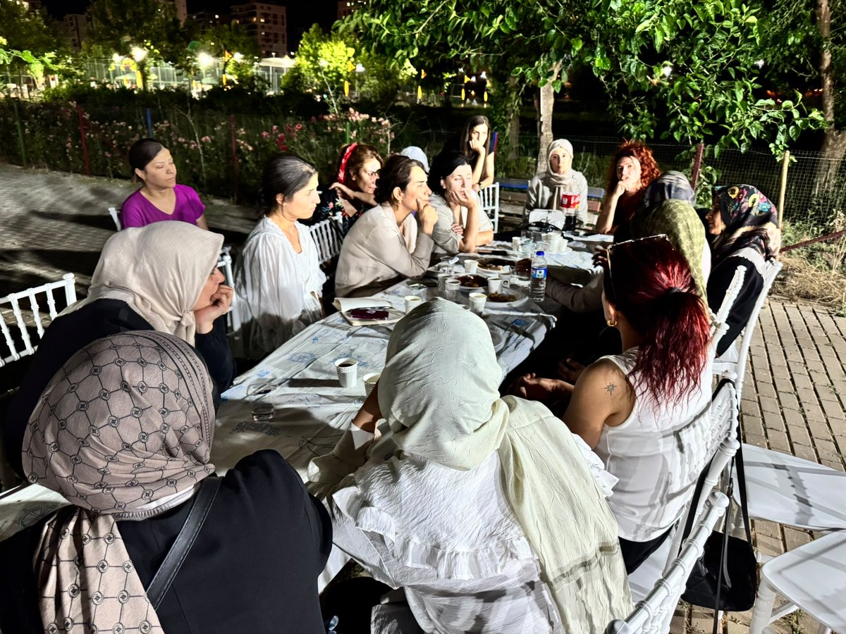 DemPartiKadin's tweet photo. Milletvekillerimiz Ceylan Akça ve Adalet Kaya, Diyarbakır’da İmece Ev İşçileri Sendikası’ndan ve ev işçisi kadınlarla bir araya geldi.

Gerçekleştirilen buluşmada kadınların çalışma koşulları, yaşadıkları sorunlar ve çözüm önerileri üzerine görüş alışverişinde bulunuldu. 

Barış ve demokratik toplum sürecinin kadınların emeğini görünür kılan, haklarını güçlendiren ve eşit yaşamı büyüten bir zemine dönüşmesinin önemine de dikkat çekildi.