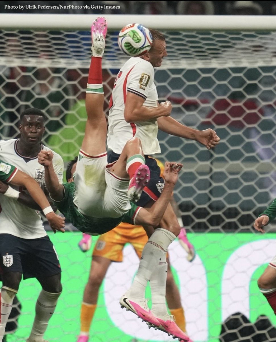 Anaro74's tweet photo. Día cuatro.

Si tan sólo el poste ese de dos metros no se hubiera atravesado... 

Hubiera sido el mejor gol de la historia de México! 😭 https://t.co/eJ0luXwRmo