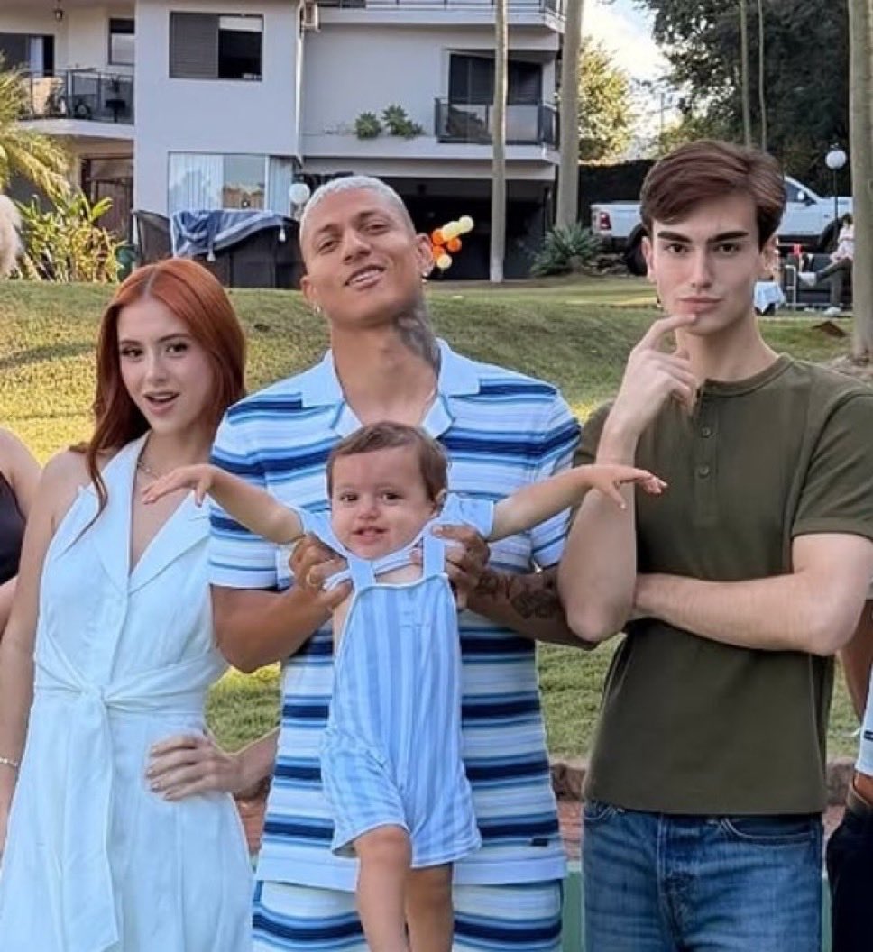 carolfreira's tweet photo. @rayosollar_ a família esperando fora da loja: https://t.co/8vnbYGQJmg
