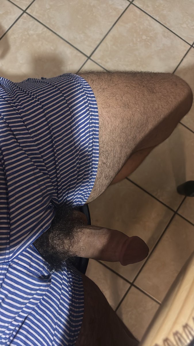 poiludom's tweet photo. Qui vient sous la table? https://t.co/HJo6enPYg9