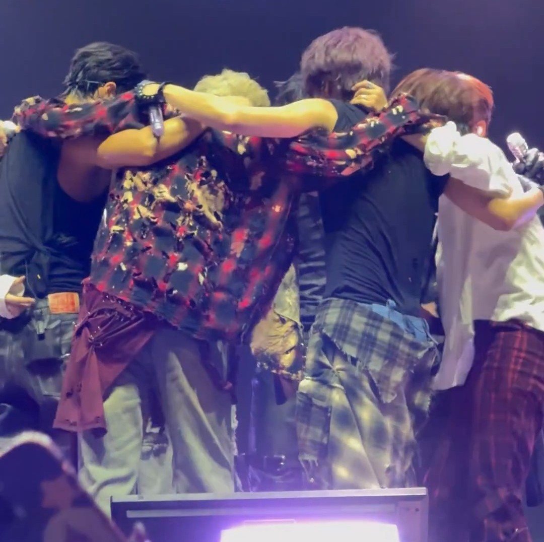 lvs_utopia's tweet photo. FOR NTHAAH, THEY ALL HUGGED AT THE END AND SAID, “8 MAKES 1 TEAM, FIGHTING!”🥹

#ATEEZatRockInRoma #에이티즈 https://t.co/5xOYBfhpy7