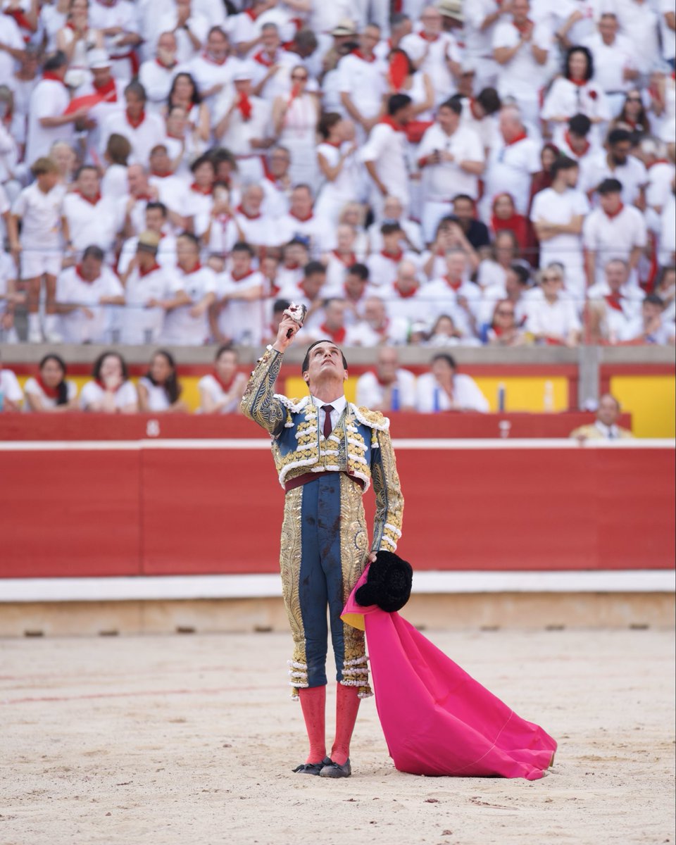 infodavidgalvan's tweet photo. Mi debut en Pamplona verdaderamente ha sido un sueño cumplido 🤍❤️

#sanfermin #cebadagago #temporada2026 #davidgalvan https://t.co/mX5uynwCGC