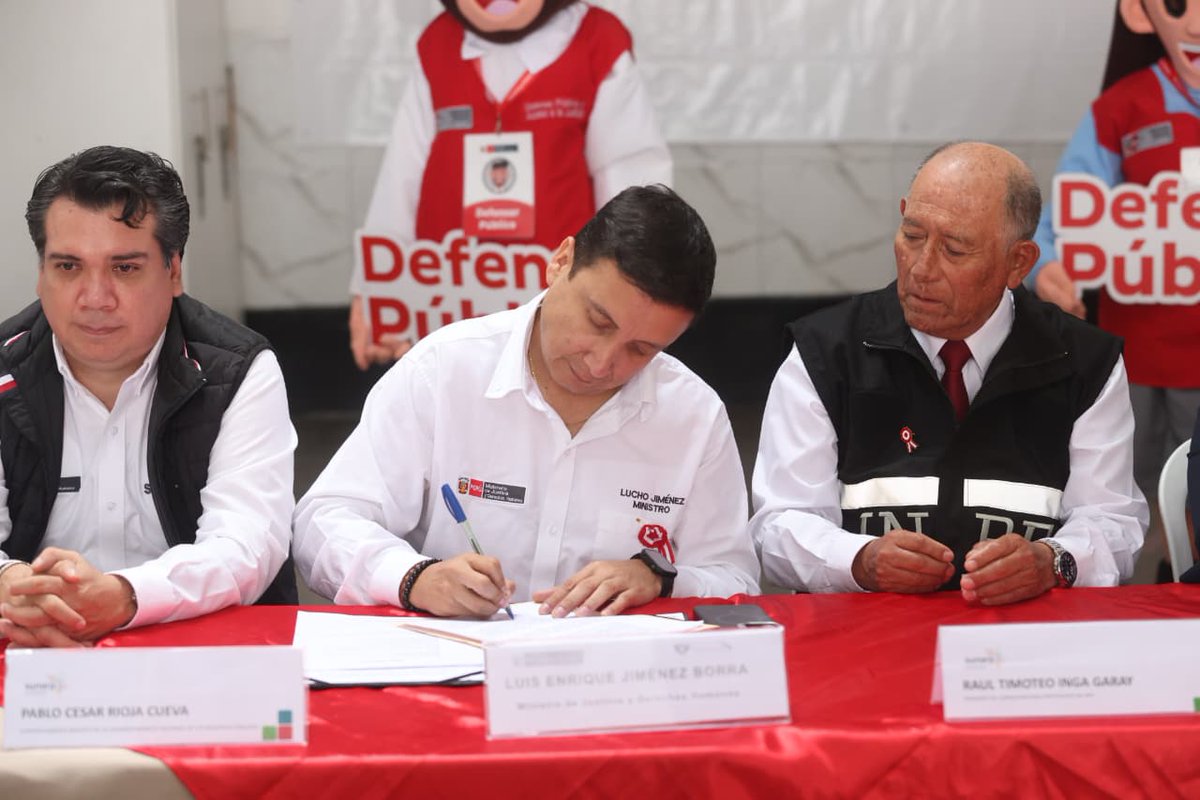 MinjusDH_Peru's tweet photo. #NotaInformativa 📄 | En el penal Anexo Mujeres Chorrillos, el ministro Luis Jiménez Borra suscribió la Resolución Ministerial que oficializa la campaña “Justicia Móvil - Servicios sin barreras” dirigida a brindar servicios de orientación y patrocinio legal, registrales, notariales, entre otros, a personas privadas de su libertad.