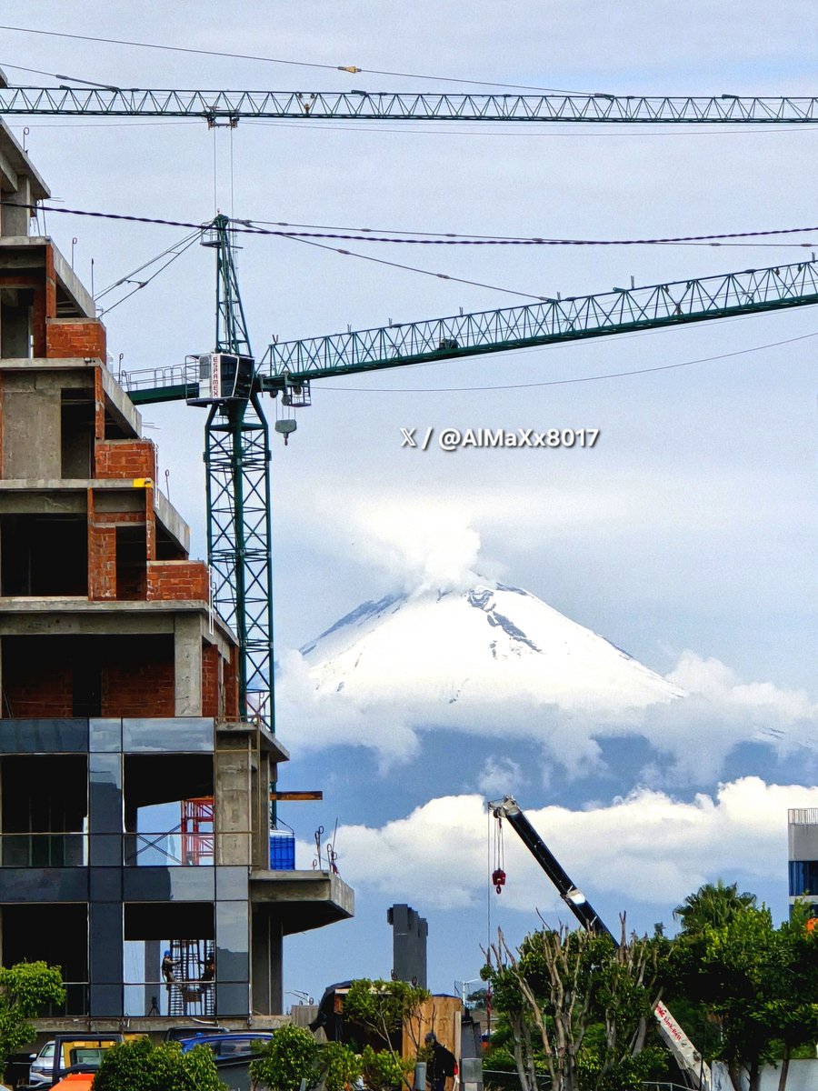 AlMaXx8017's tweet photo. #Popocatepetl 
#Iztaccíhuatl
#LaMalinche [Matlalcuéyetl]

❄️Vistos esta mañana desde la ciudad de #Puebla con pinceladas de aguanieve - nieve. 

08.07.2026 https://t.co/r2JrcWXU1R