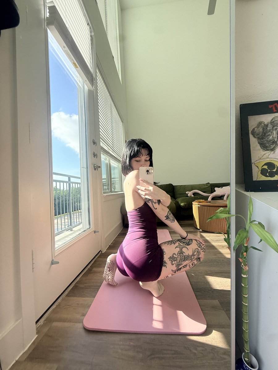 bbychrisdaboss's tweet photo. Nobody stretch like I stretch https://t.co/94yyYHjdul