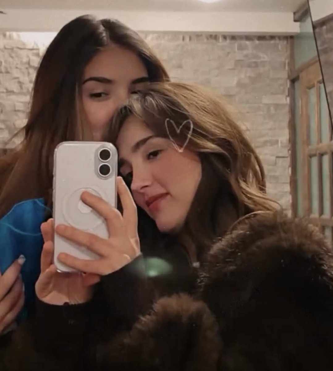 GAngelaAitanaEH's tweet photo. Si la memoria no me falla hoy es cumpleaños de Ash ✨🎂

Gracias por ser esa hermana mayor que acompaña, cuida y celebra cada logro de Elaine con tanto amor 🥺

Par de bonitas 🤍🤏🏻 https://t.co/9S2jsPlL1R