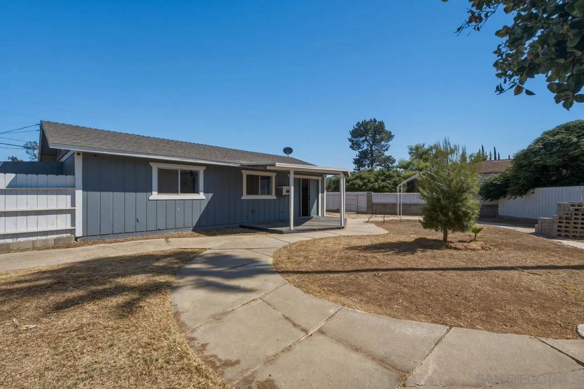 RamonaRealtor4U's tweet photo. FIXER! 2 homes on 1 lot with endless potential! 🛠️ Zoned multifamily on .72 acres.🏡 Main home: 4BD/2BA (1,508 sf)🏡 2nd permitted home: 2BD/1BA (640 sf)—ideal rental or multi-gen living!🚶 Walking distance to shops &amp; dining. Perfect investor opportunity to add value at $795k! https://t.co/ElXWrxtu5W