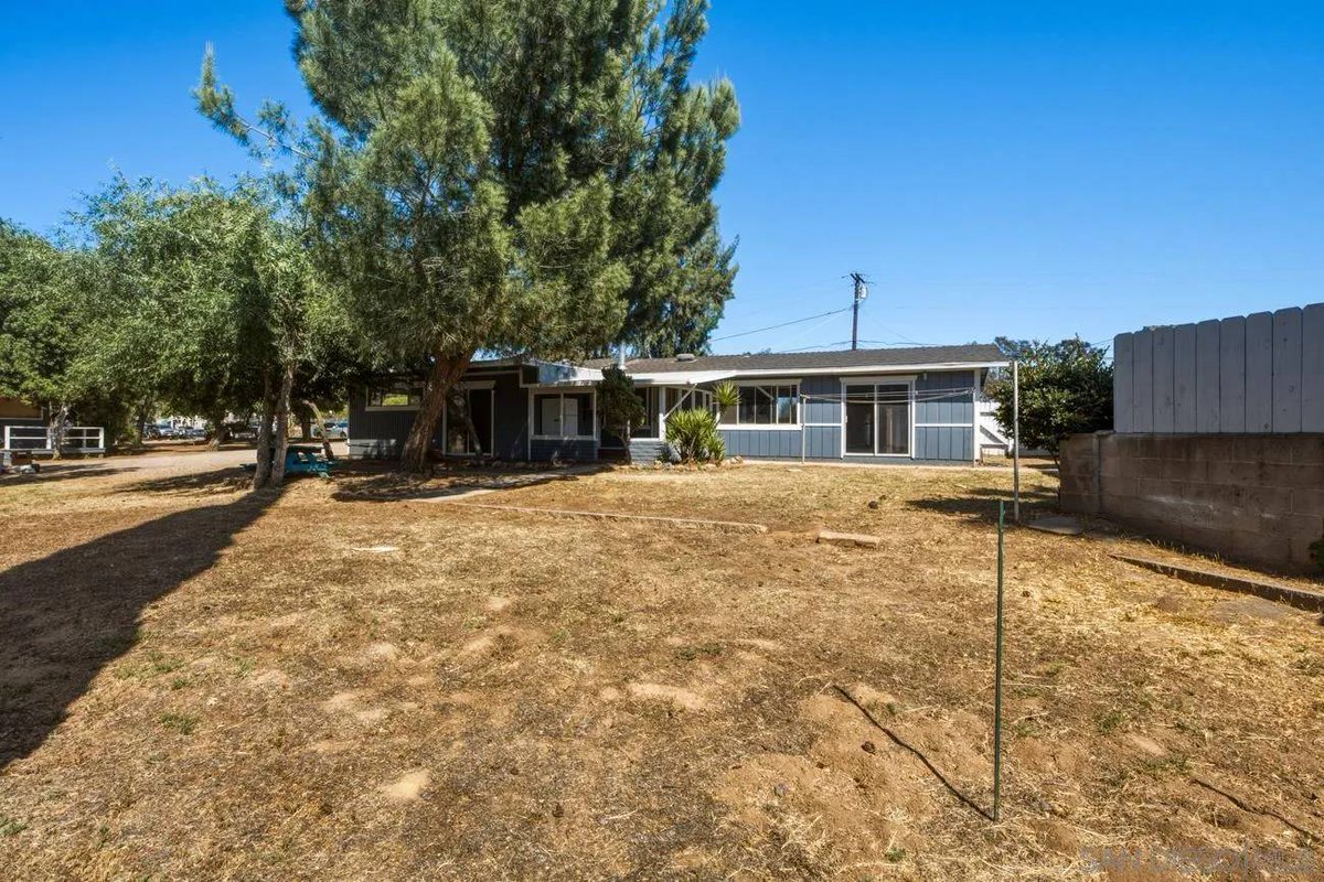 RamonaRealtor4U's tweet photo. FIXER! 2 homes on 1 lot with endless potential! 🛠️ Zoned multifamily on .72 acres.🏡 Main home: 4BD/2BA (1,508 sf)🏡 2nd permitted home: 2BD/1BA (640 sf)—ideal rental or multi-gen living!🚶 Walking distance to shops &amp; dining. Perfect investor opportunity to add value at $795k! https://t.co/ElXWrxtu5W