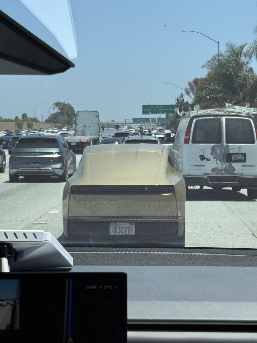 Skate_a_book's tweet photo. I love how iPhones focus on the window in front of you and not the Robotaxi you’re taking the photo for https://t.co/Xq4laz6gSb