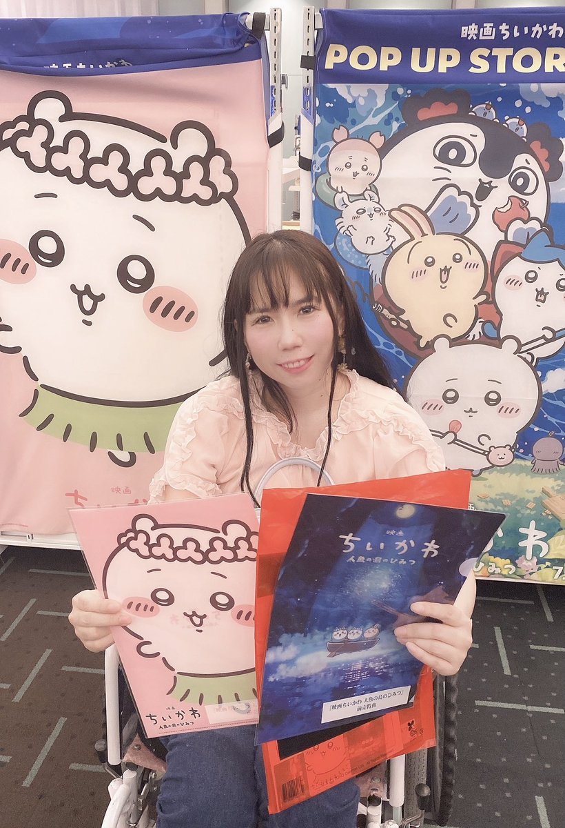 yuripe5's tweet photo. おはようございます。映画ちいかわのムビチケを買いに映画館に行ってきました。

買うとついてくるクリアファイルがほしくて。
友達に洞窟バージョンはレアだよってきいてたからあって良かった。

私はちいかわちゃん推し���す。
映画たのしみだな！

ひめちゃん4ヶ月検診。痩せ型っていわれちゃいました。

とにかくミルクをのみたがらないこなので困ってます🍼

#ちいかわ #人魚の島のひみつ #サイゼリア #カルボナーラ #車椅子 #脊髄損傷 #赤ちゃん