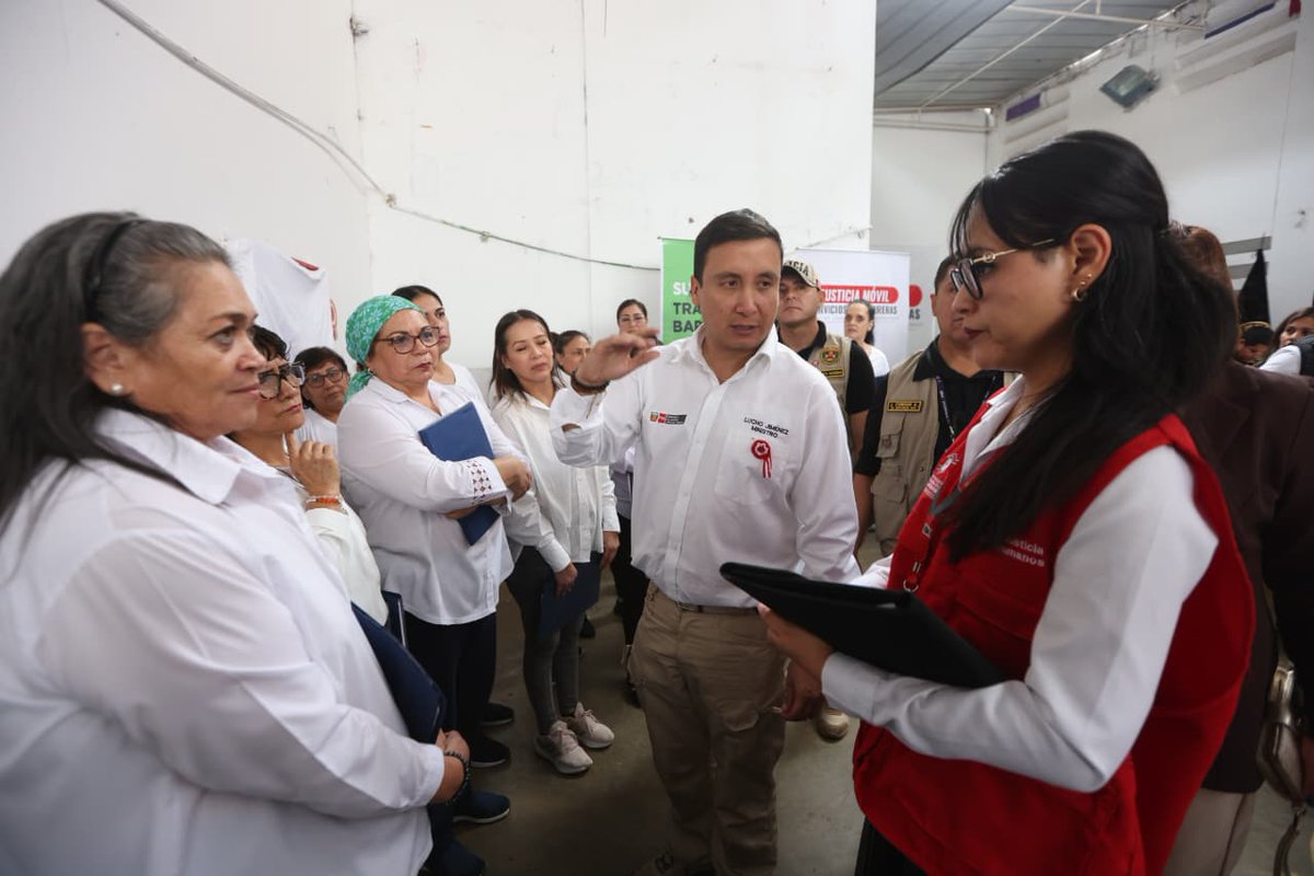 MinjusDH_Peru's tweet photo. #NotaInformativa 📄 | En el penal Anexo Mujeres Chorrillos, el ministro Luis Jiménez Borra suscribió la Resolución Ministerial que oficializa la campaña “Justicia Móvil - Servicios sin barreras” dirigida a brindar servicios de orientación y patrocinio legal, registrales, notariales, entre otros, a personas privadas de su libertad.