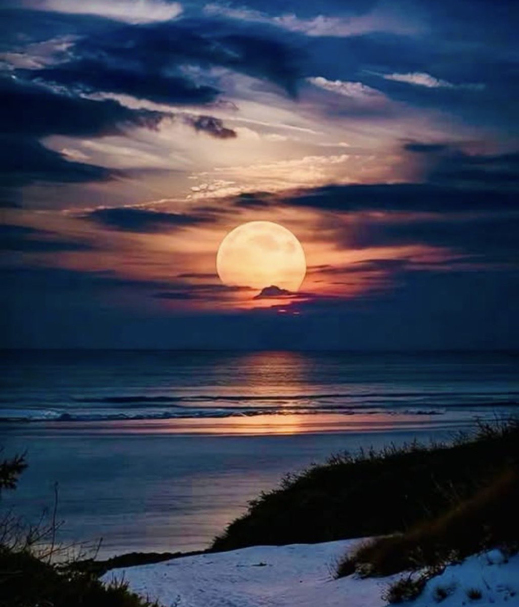 And54580St's tweet photo. Night my friends.  Sleep well.🌙 https://t.co/MjSZoihDcs