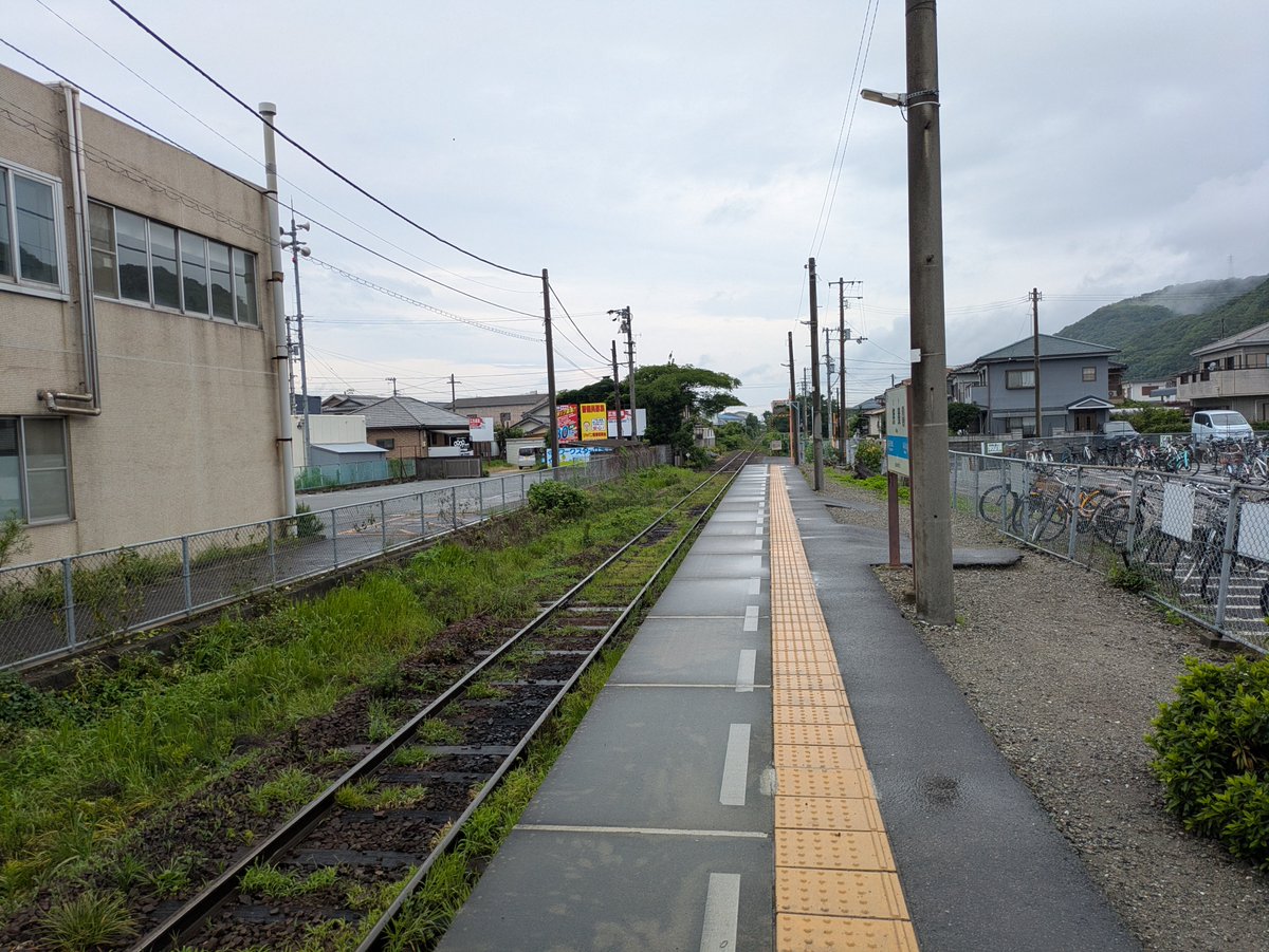 geky3zen's tweet photo. 金毘羅前駅からは一駅戻って難読駅名で知られる撫養（むや）駅で下車。ここも片面ホームの駅ですが金毘羅前駅と比べるとホームは長くて広いです。駅舎はありますが待合室があるだけのコンクリ製の無骨な駅舎です。 https://t.co/XTcwAu1PZO