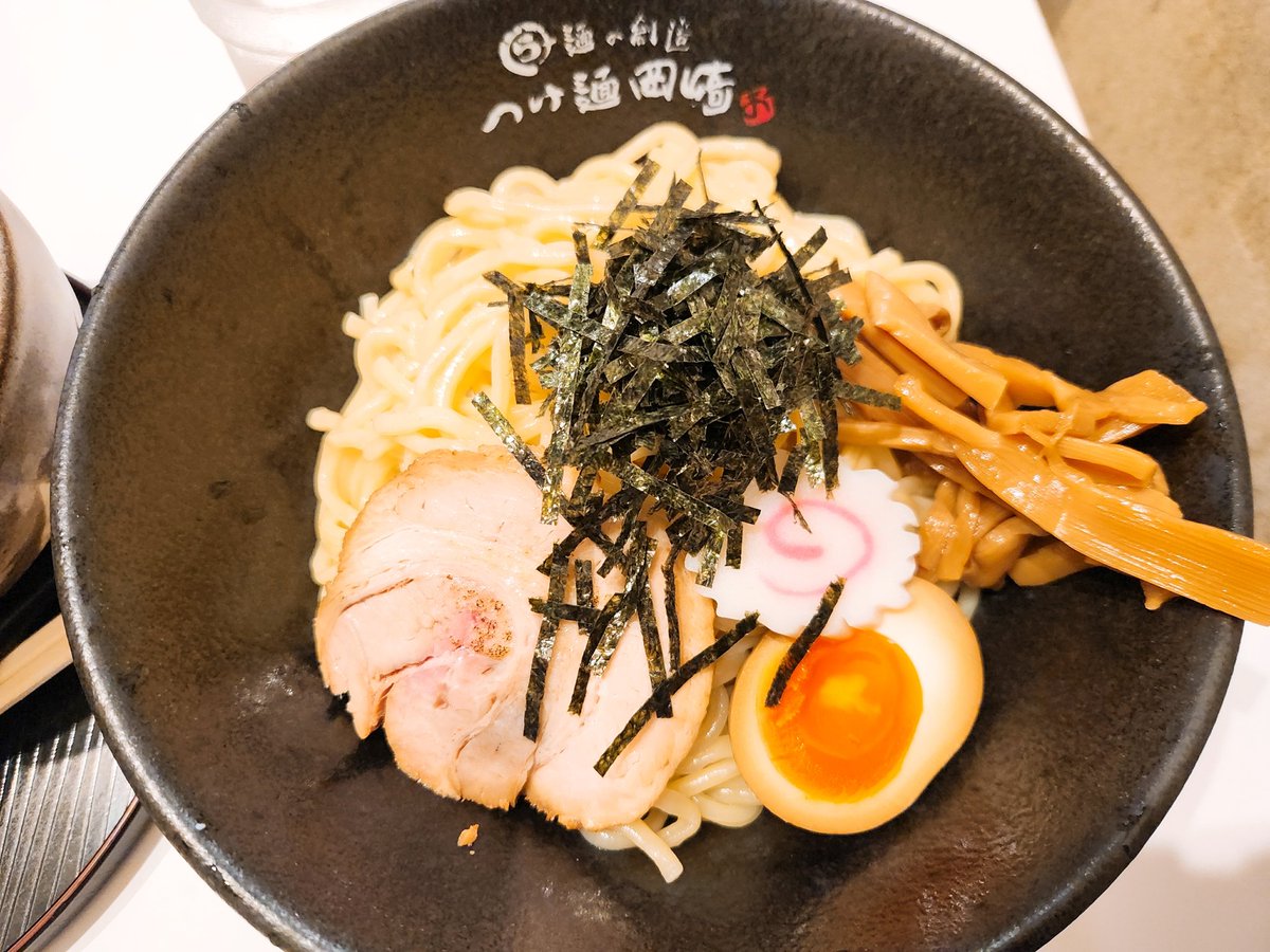 sanotmn's tweet photo. つけ麺岡崎@池袋
つけ麺黒並盛950円
スナックのような内装に驚く。熱いつけ汁は和風の出汁でかなりしょっぱく後味がふわりと甘い。並盛でも多めで噛みごたえのある麺は噛むほど甘く美味しい。旨っ！ https://t.co/qBZOaXGnJt